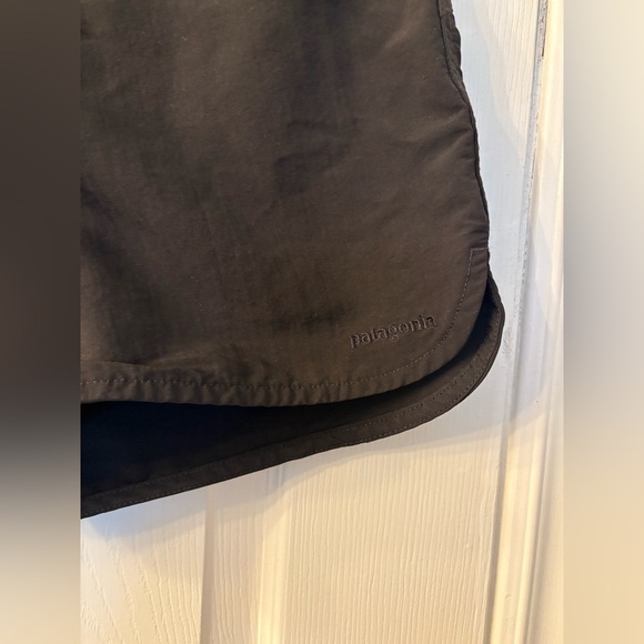 Patagonia women’s wavefarer black board shorts size 8 tie front - Picture 3 of 12